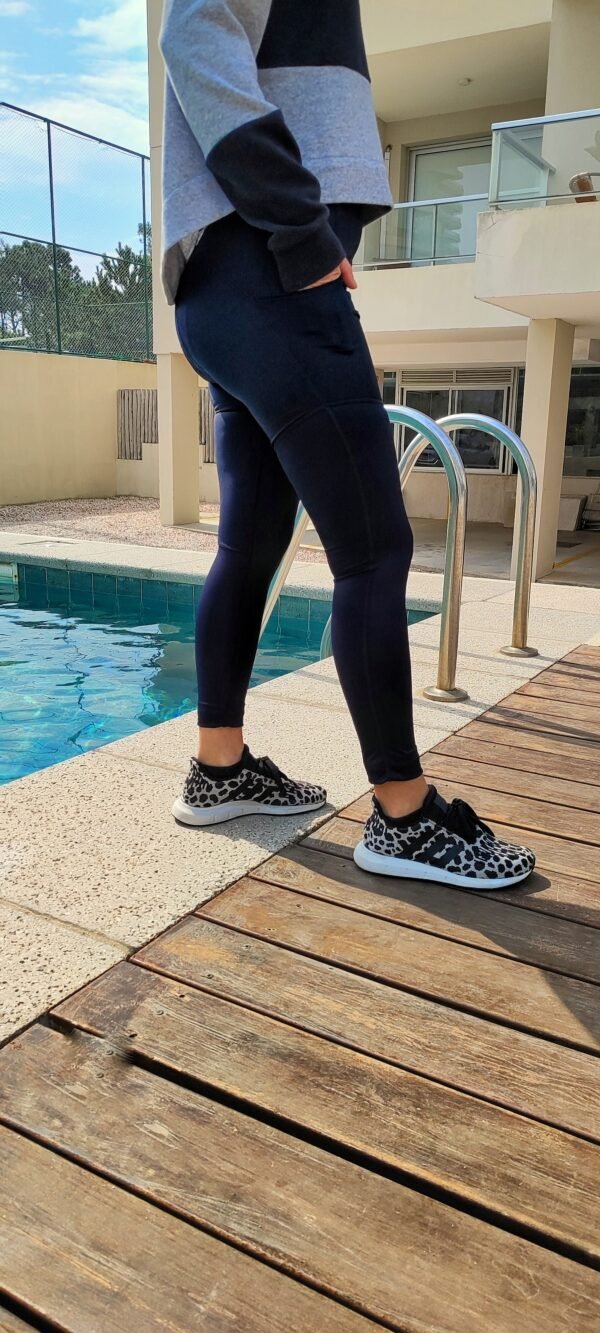 Leggings absorbentes deportivos con bolsillos, protección menstrual e incontinencia leve para yoga y fitness.